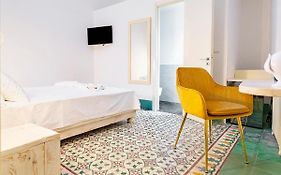Damasa Rooms